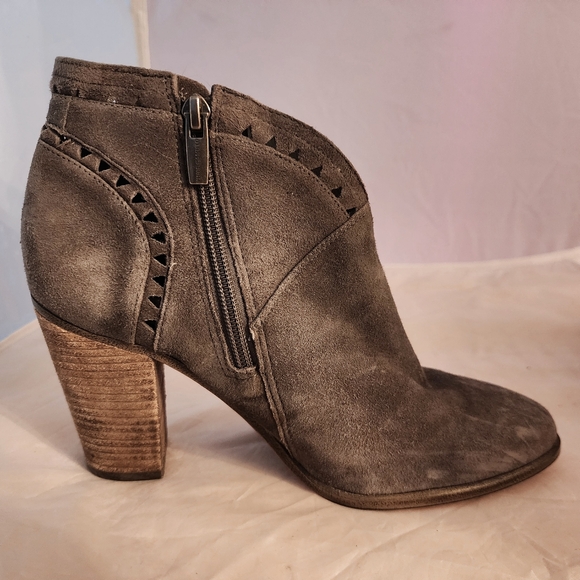 Vince Camuto Grey Lazer Cut Side Zip Booties Ankle Boots Women's Size 7 M EUC - Picture 6 of 11